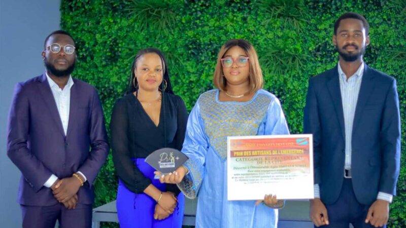 Hon. Egée Tshiala Sorel, plébiscitée Artisans de l’Émergence 2025 dans la catégorie « Meilleur Représentant de la Cité »