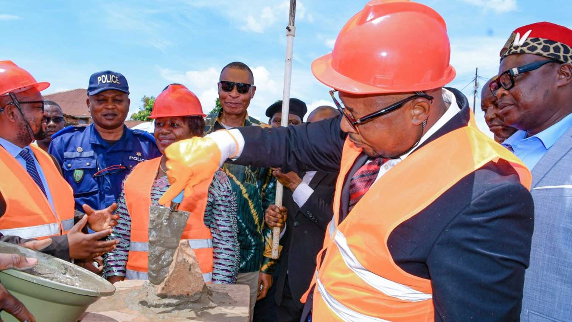 Tshikapa : Pose de la première pierre pour la construction du bâtiment de la DGM/Kasaï