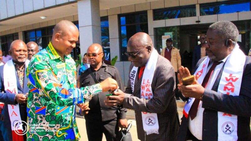 Haut-Katanga : Martin Kazembe Shula dote les associations Sempya et Lwanzo de véhicules tout-terrain
