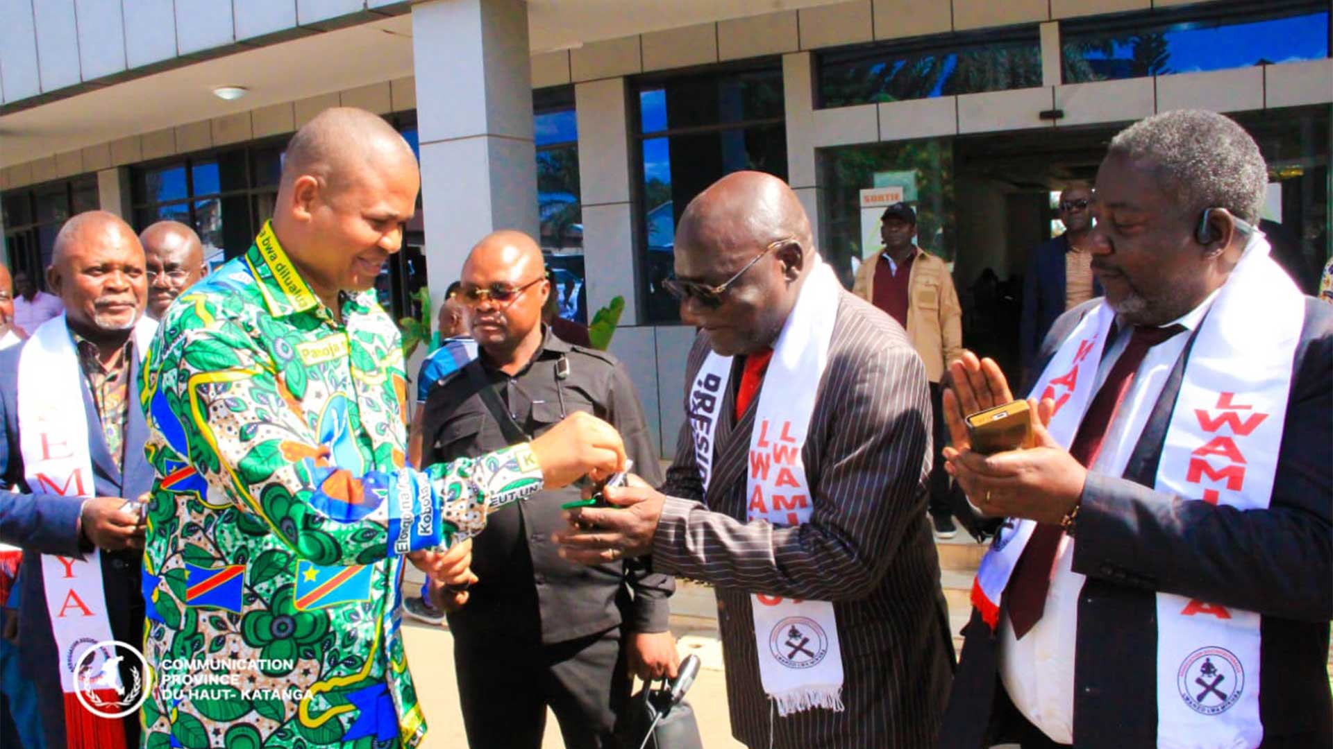 Haut-Katanga : Martin Kazembe Shula dote les associations Sempya et Lwanzo de véhicules tout-terrain